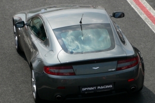 Piloter une Aston Martin dans le 62